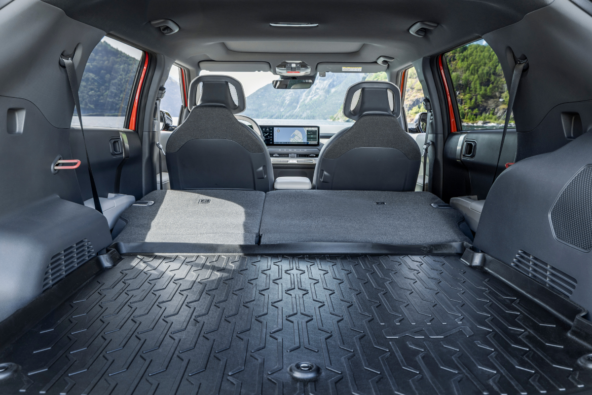 Bagasjerom i Kia EV3 med nedlagte seter og gummimatter