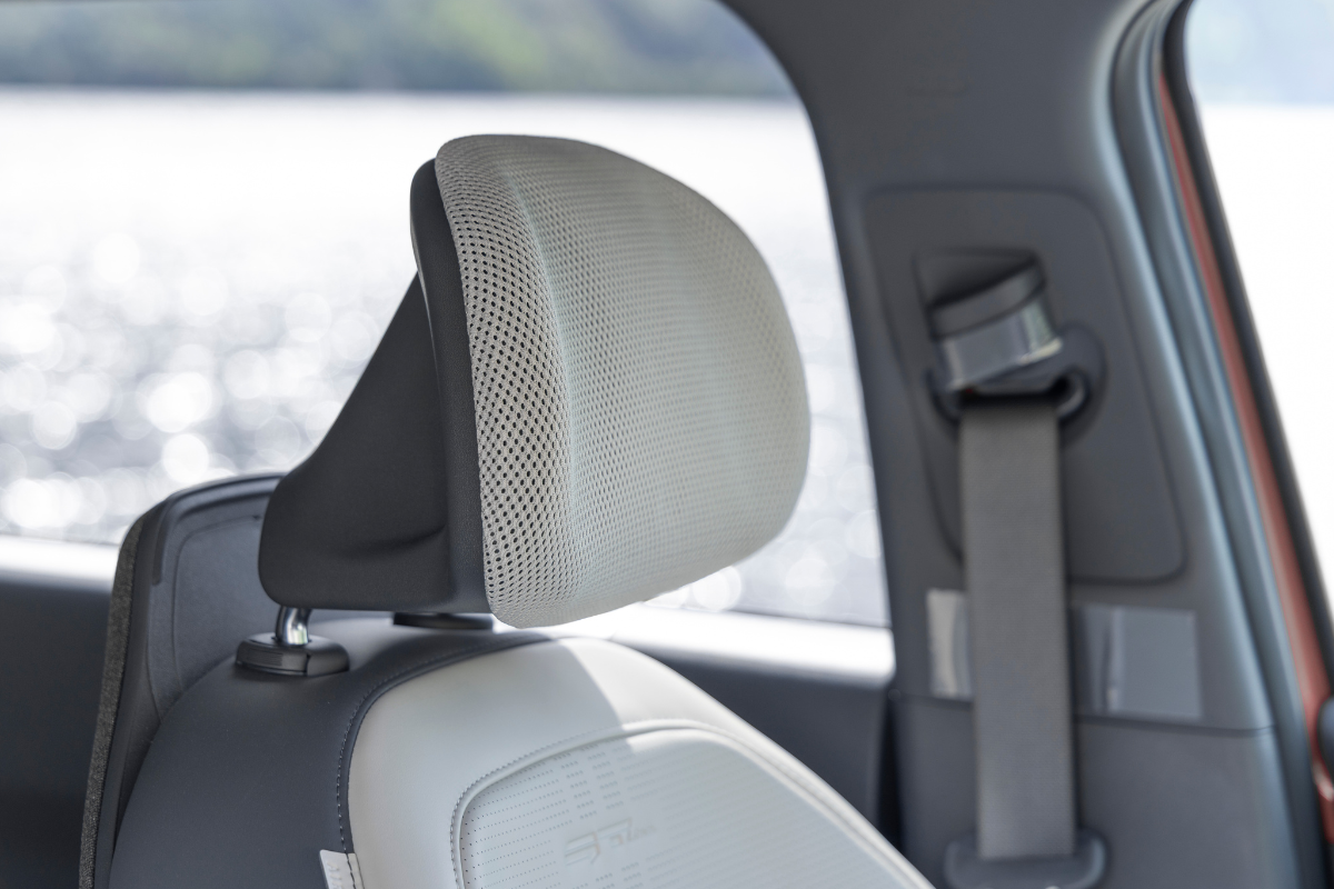 Nakkestøtte og skinnseter i Kia EV3