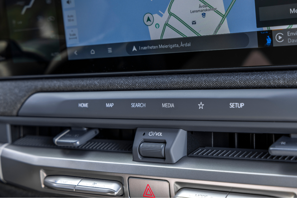 Fysiske knapper for regulering av klima, meny og lyd