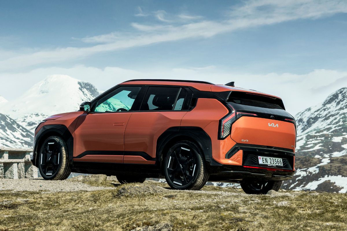 EV3 i orange metallic lakk på fjellet