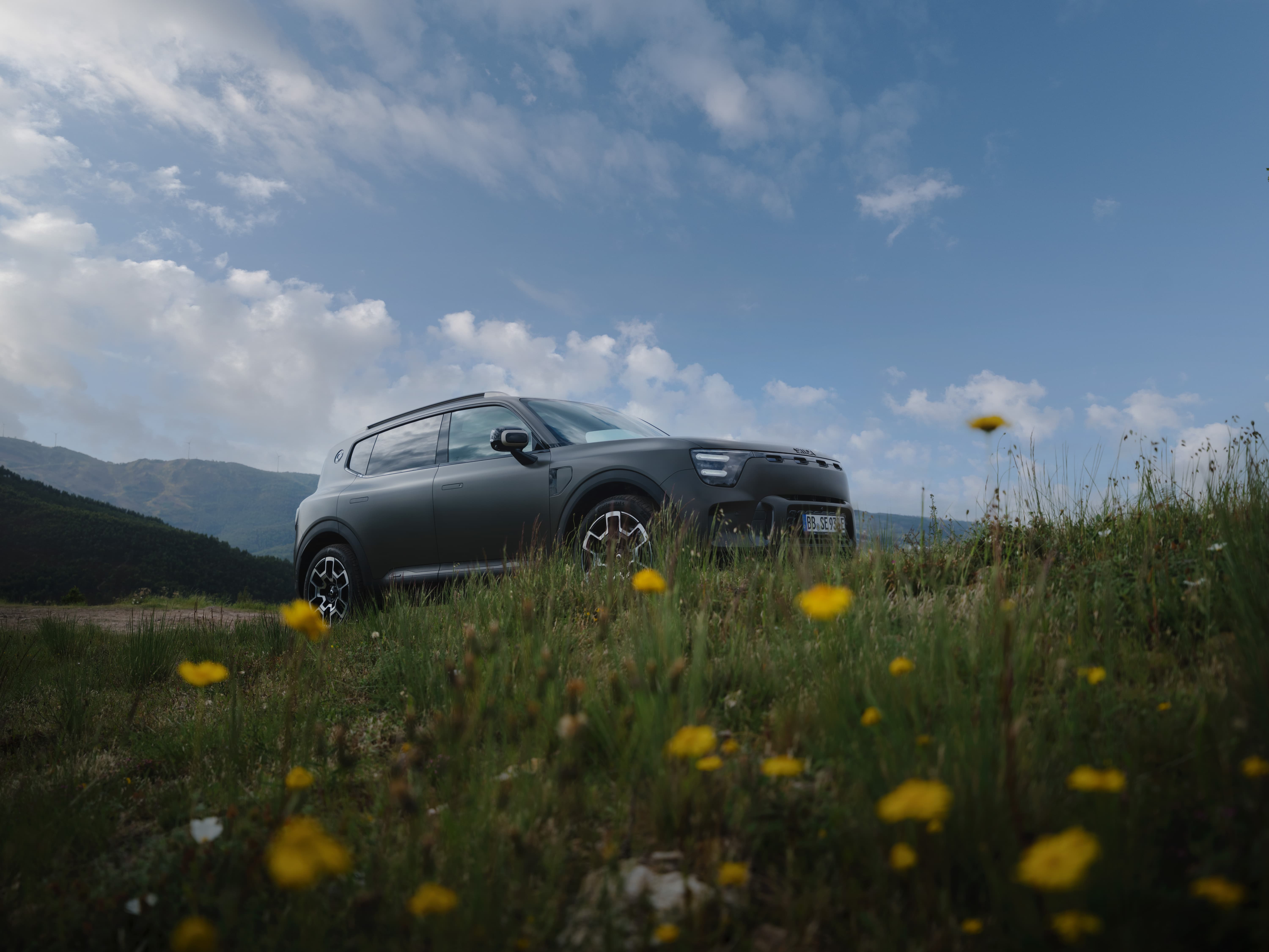 smart #5 i en eng av blomster på sommeren