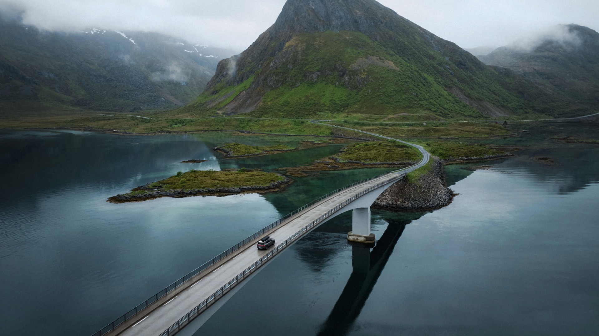smart #5 kjører over bro i norsk fjellandskap i Lofoten