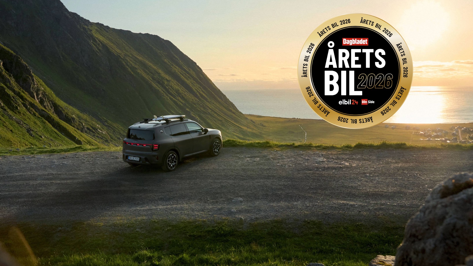smart #5 Årets Bil 2026 sett bakfra i solnedgangen i Lofoten