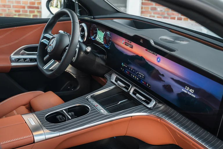 Brune skinnseter og interiør i nye Mercedes GLC elektrisk