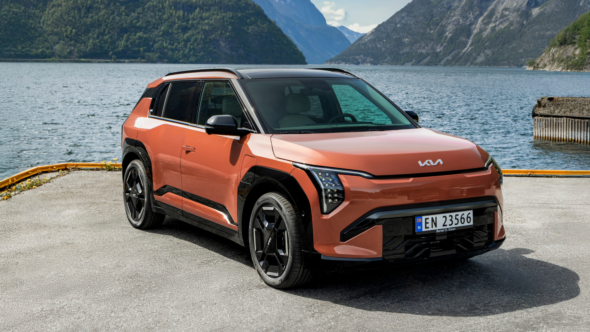 Kia EV3 i orange metallic lakk som familiebil