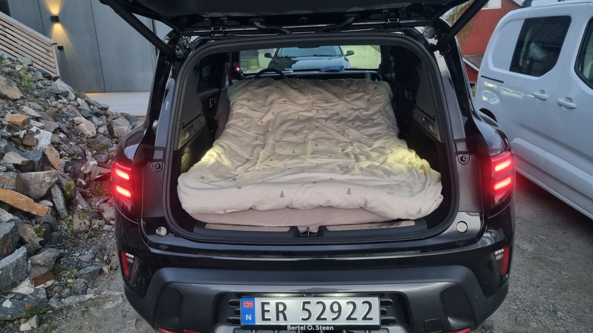 smart #5 BRABUS med åpen bakluke og oppredd soveplass i bagasjerommet