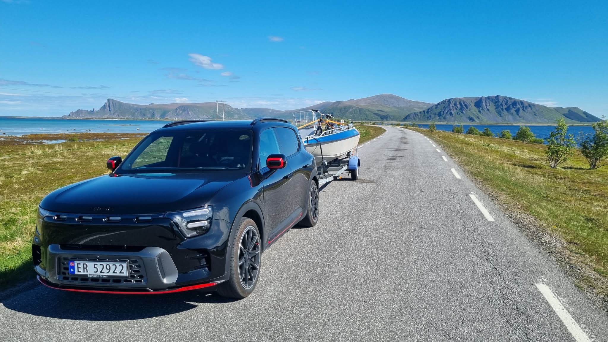 Sort smart #5 BRABUS med båthenger på vei langs kysten