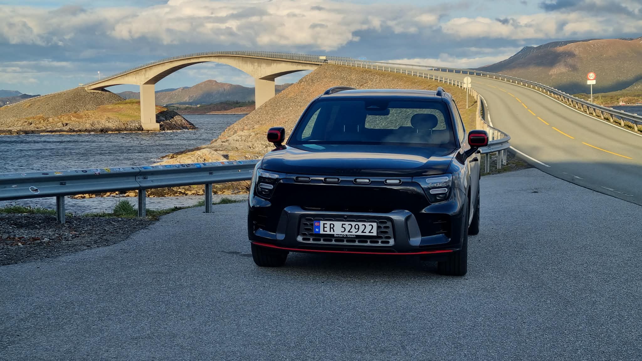 Sort smart #5 BRABUS parkert ved Storseisundbrua på Atlanterhavsveien