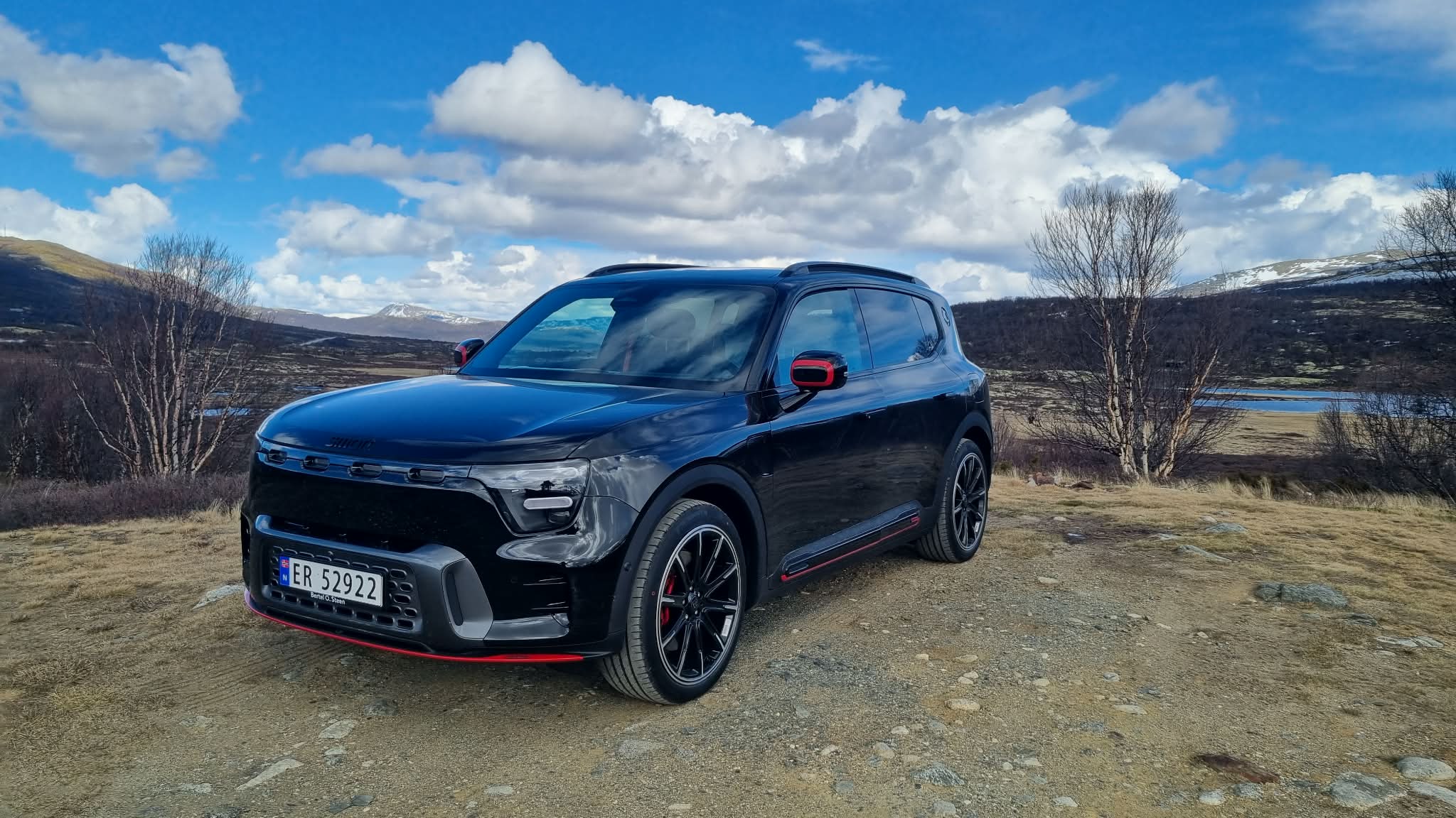 Sort smart #5 BRABUS parkert i åpent landskap