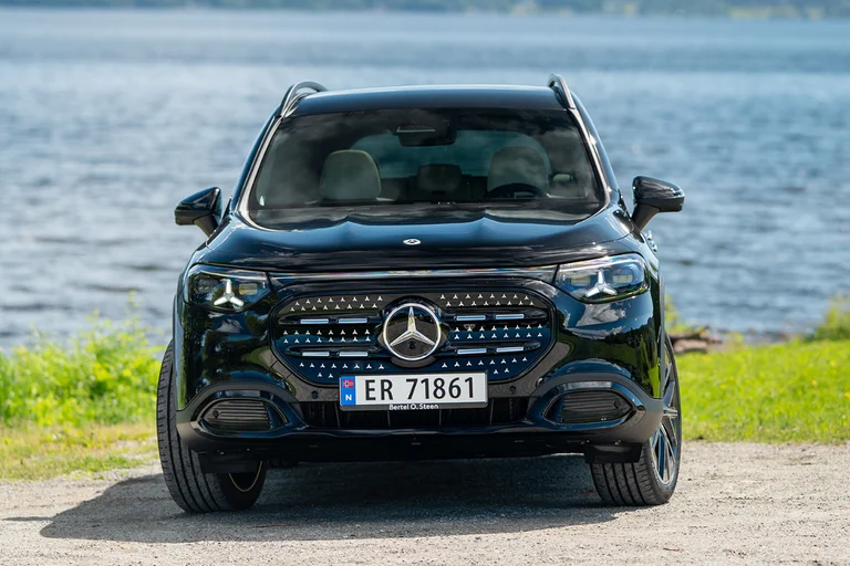 Nye Mercedes-Benz GLB i svart metallic lakk