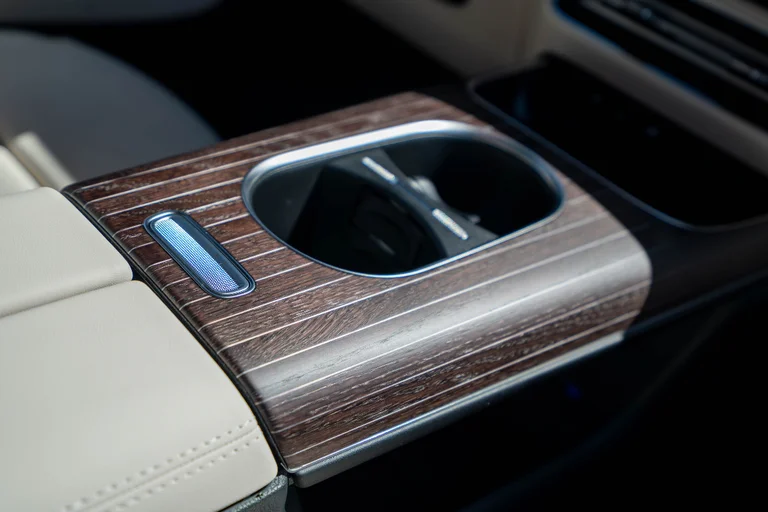 Mercedes-Benz GLB med open-pore treverk i midtkonsollen
