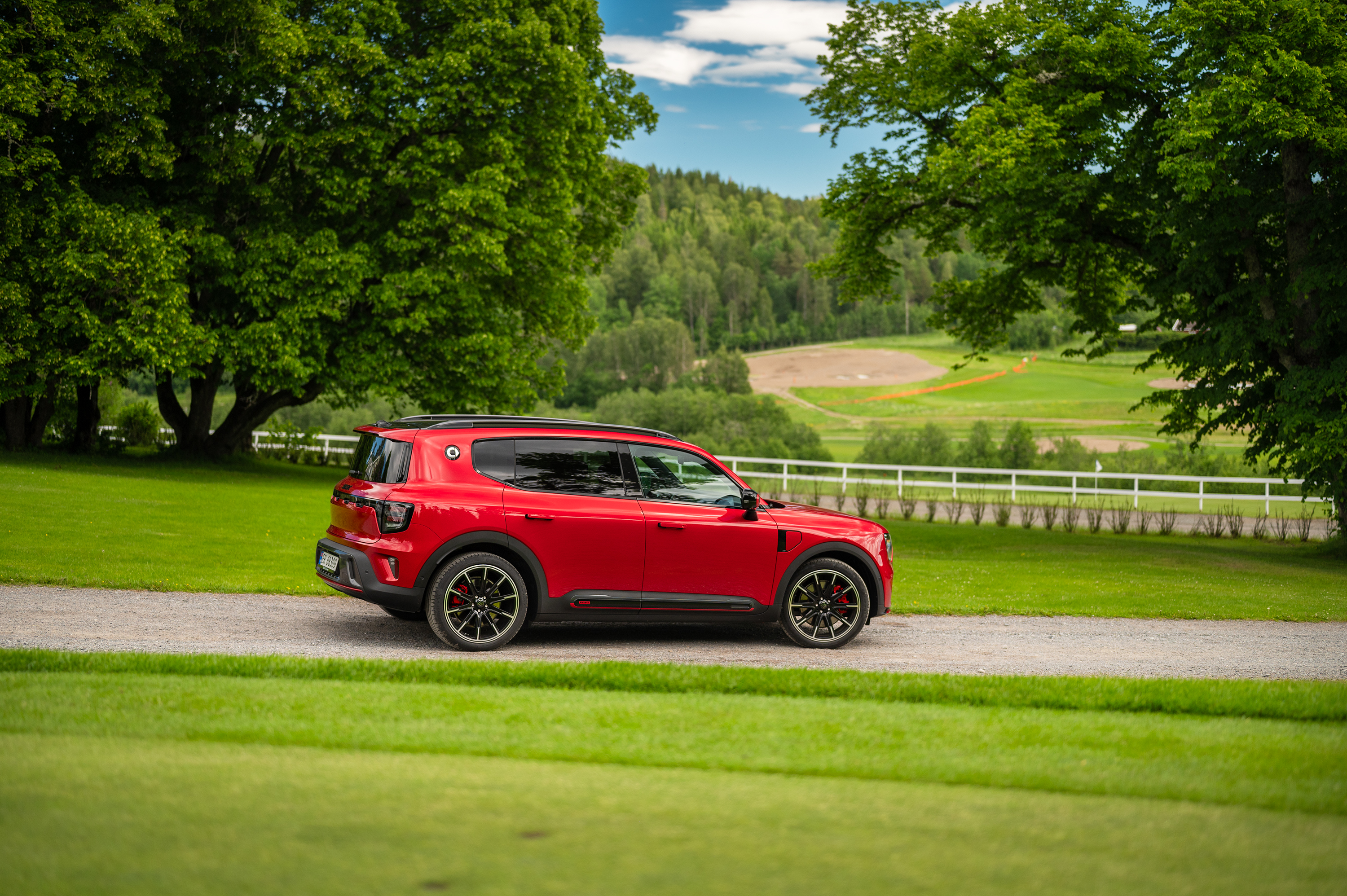 smart #5 sett fra siden i rød metallic lakk