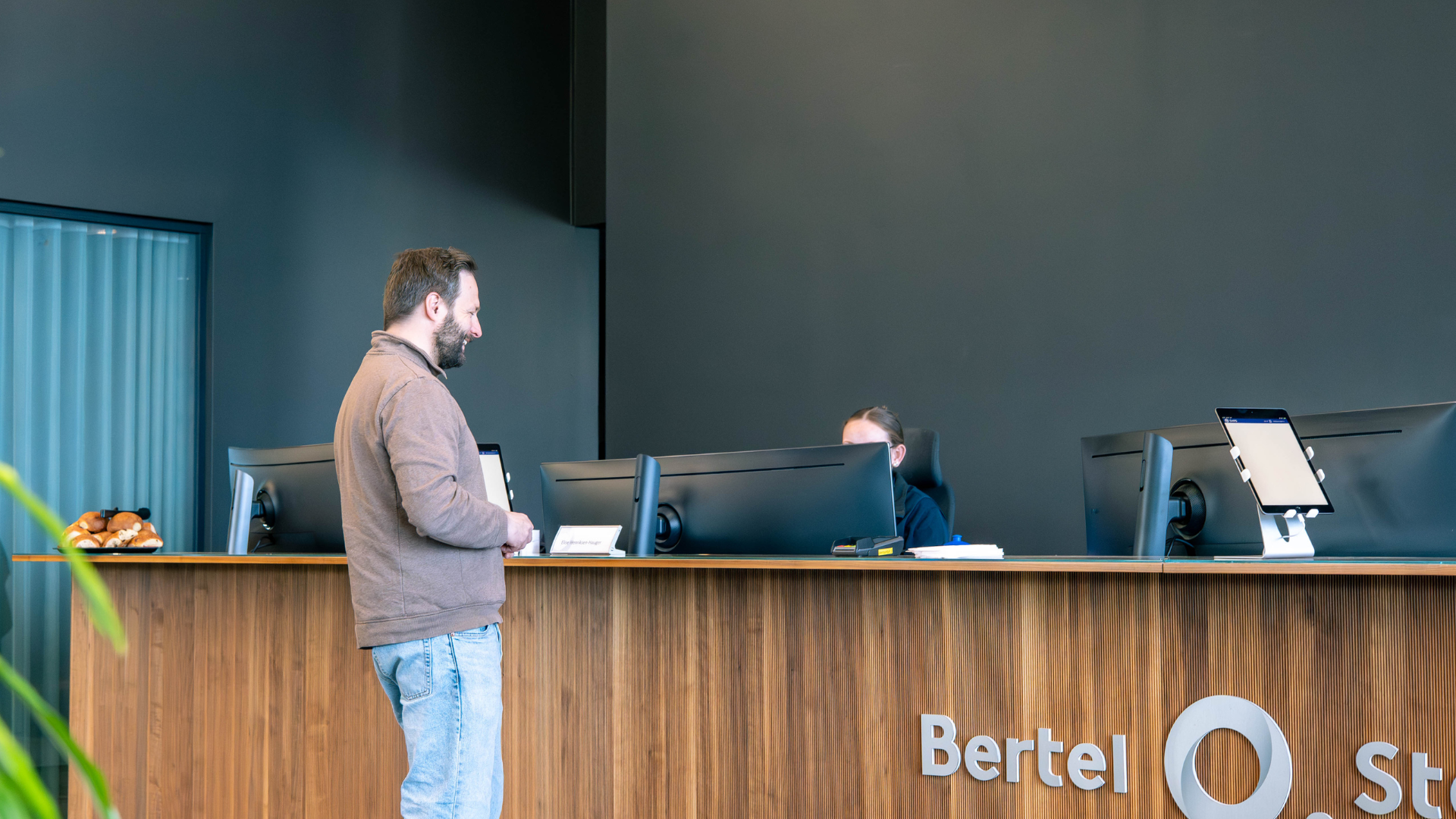 Mann som booker service hos Bertel O. Steen
