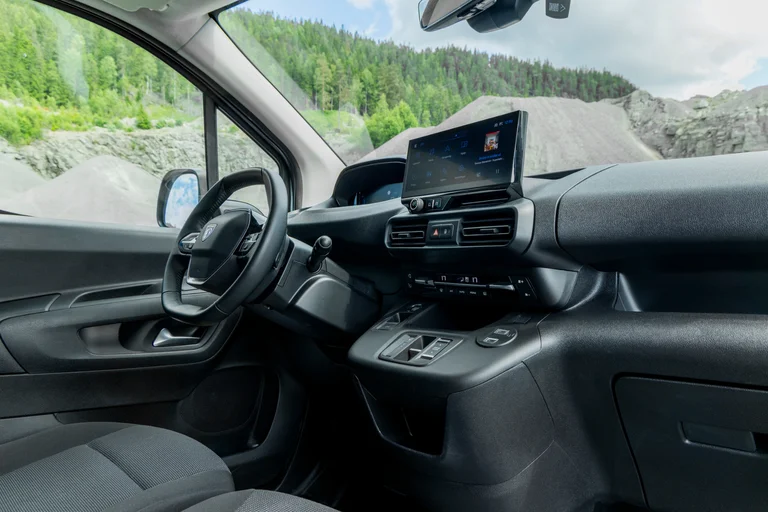 Peugeot e-Partner førermiljø og teknologi