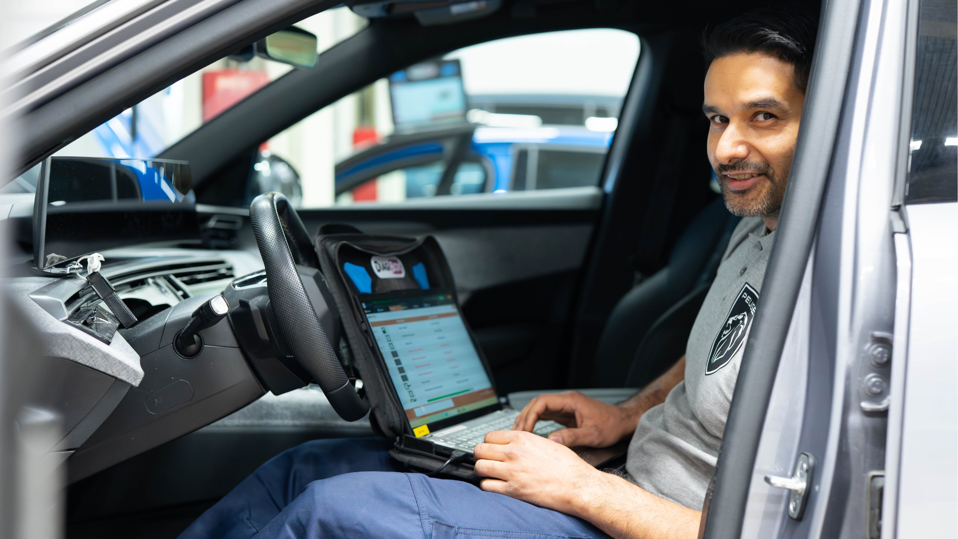 Peugeot elbilservice hos Bertel O. Steen med software-oppdatering