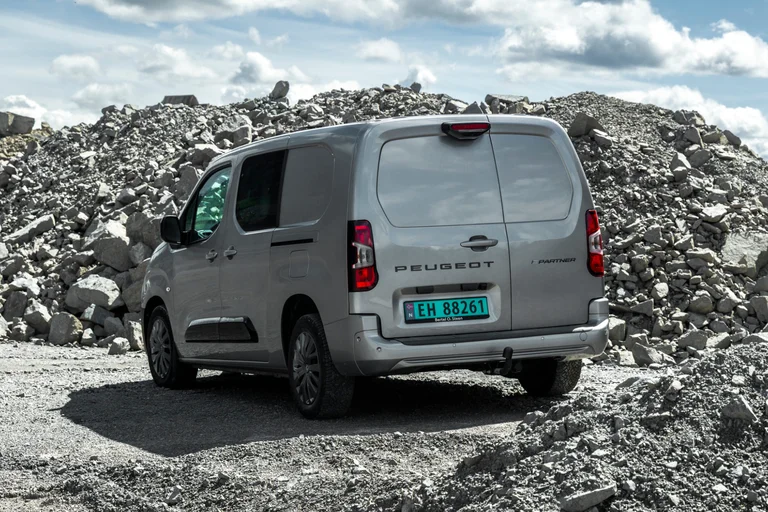 Peugeot e-Partner grå metallic lakkfarge med hengerfeste