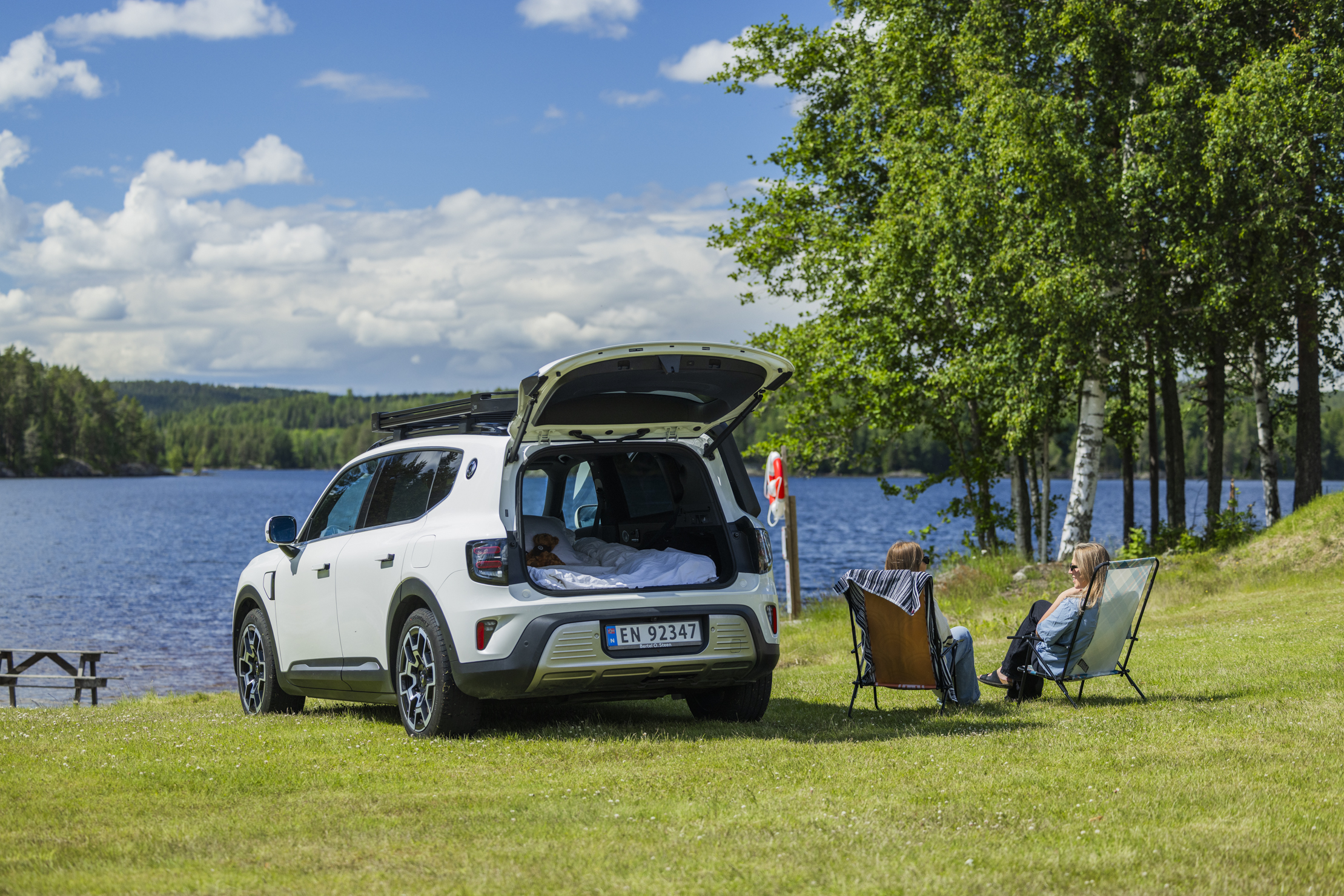 Sommerferie med elbil ved vannet