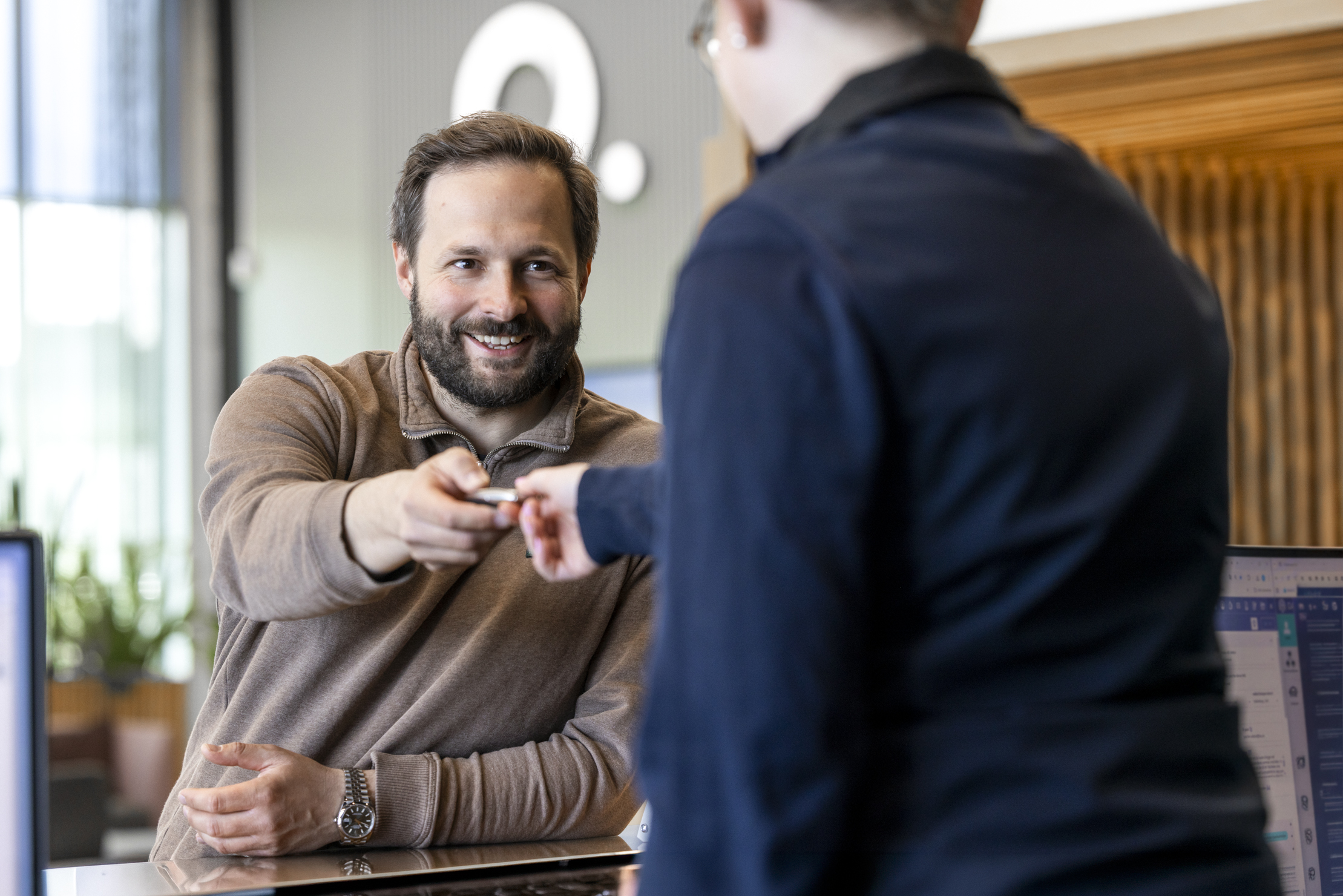 Proff-kunde som mottar bilen etter service