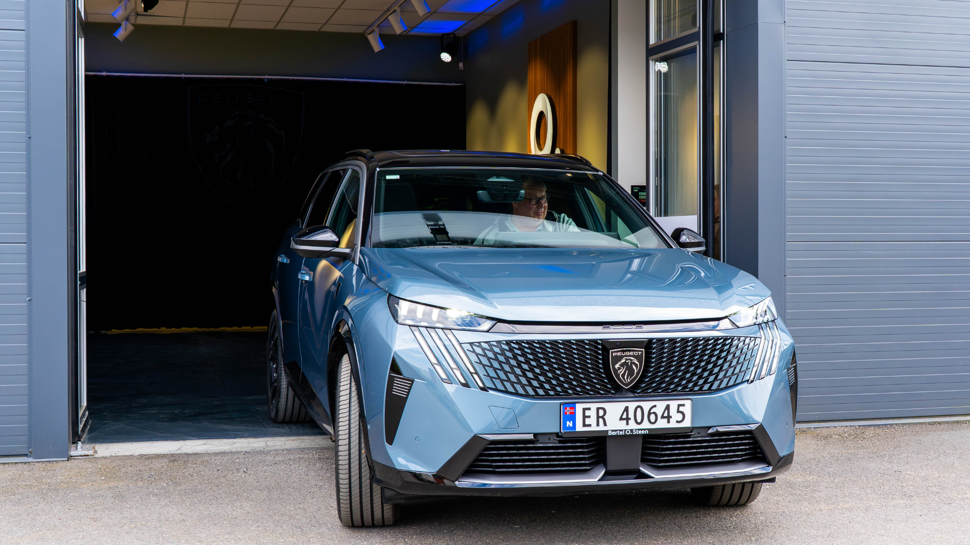 Utlevering av nye Peugeot E-5008 hos Bertel O. Steen Lørenskog