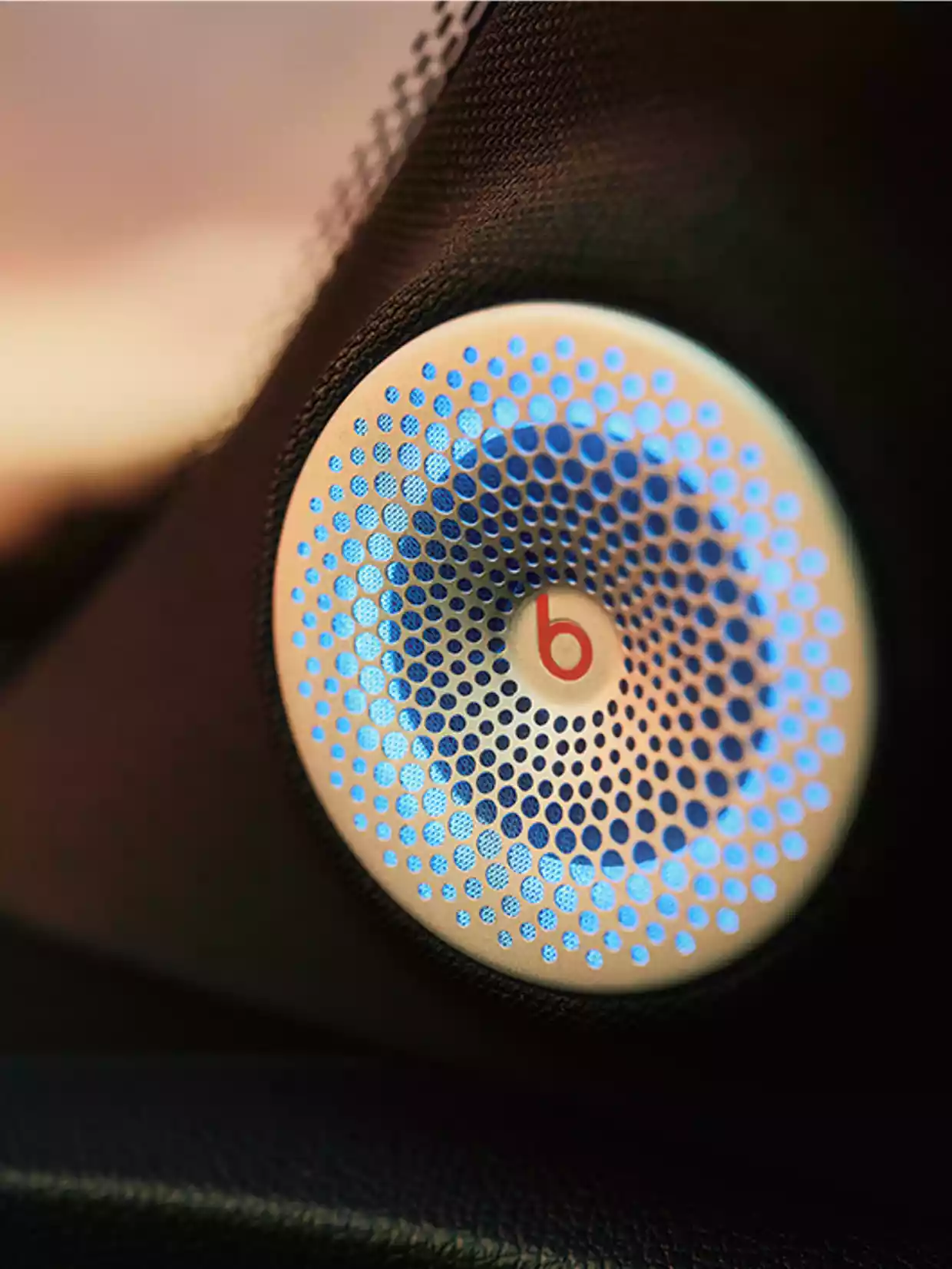 Nærbilde av en Beats-høyttaler med farget belysning i smart #1 BRABUS