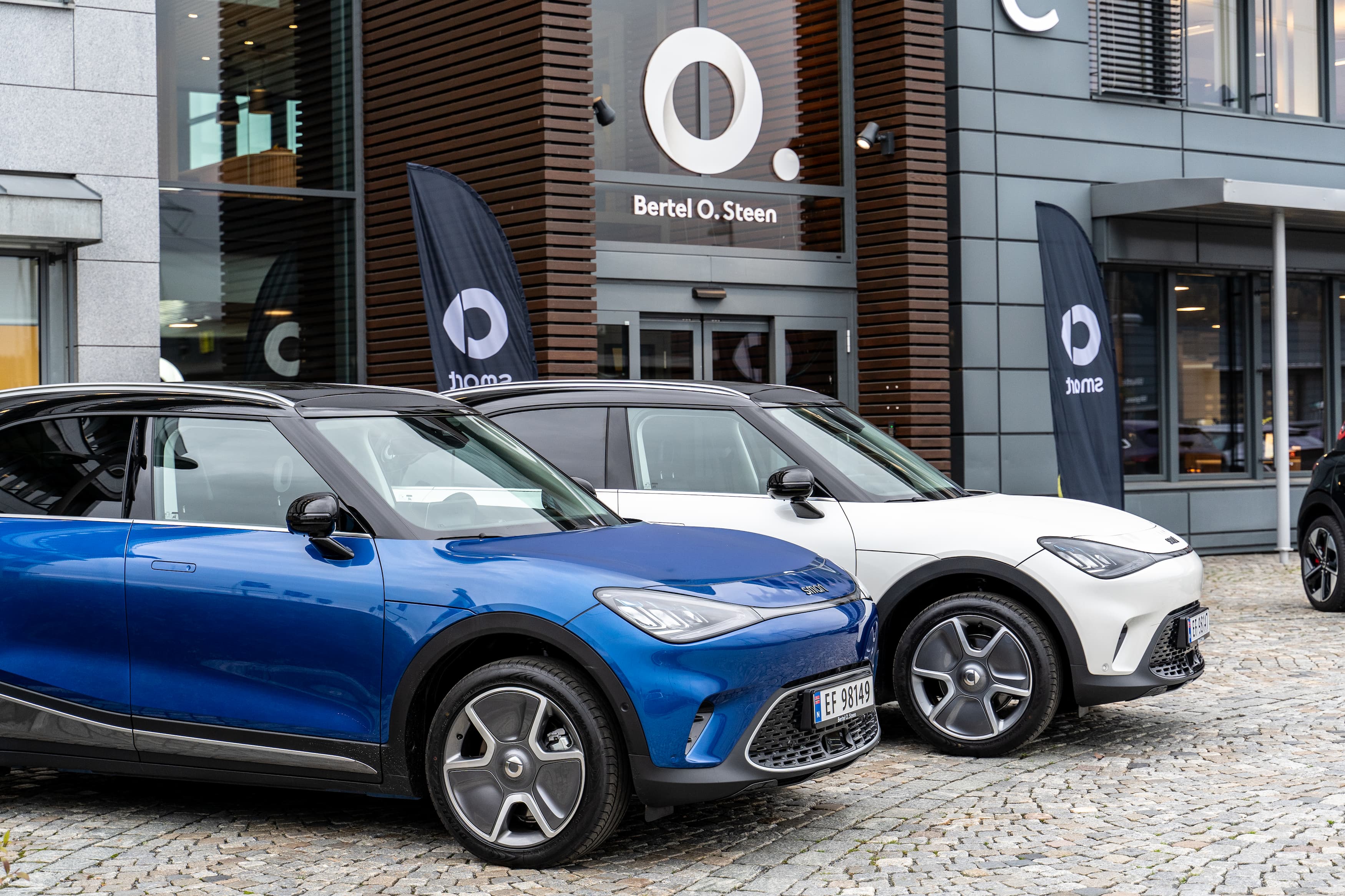 To smart elbiler parkert utenfor Bertel O. Steen