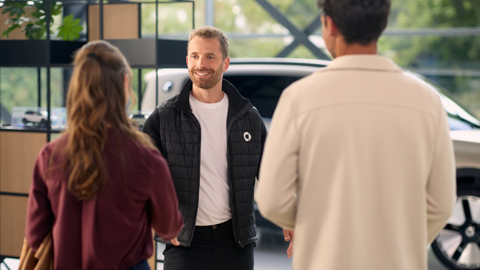 smart-servicerådgiver snakker med to kunder hos en smart-forhandler