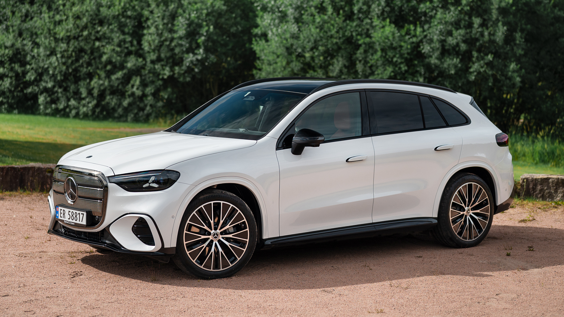 Mercedes-Benz GLC elektrisk i hvit metallic lakk på norske skilter