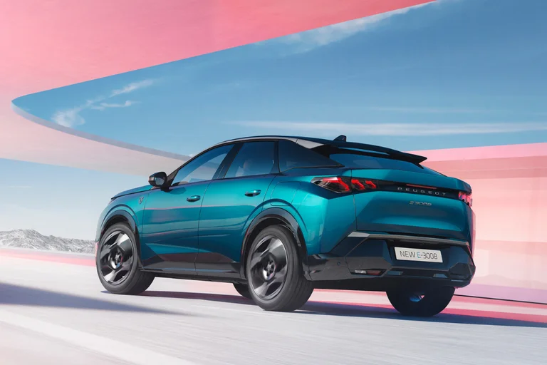 Peugeot E-3008 SUV sett bakfra og siden