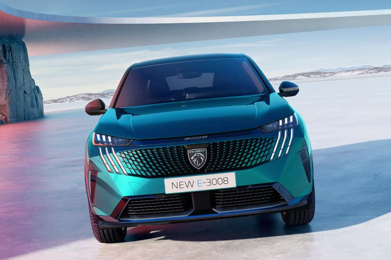 Peugeot E-3008 i blå metallic lakk