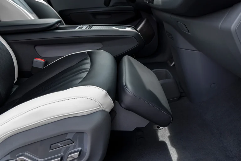 Kia EV9 Relaxion seter foran med fotskammel