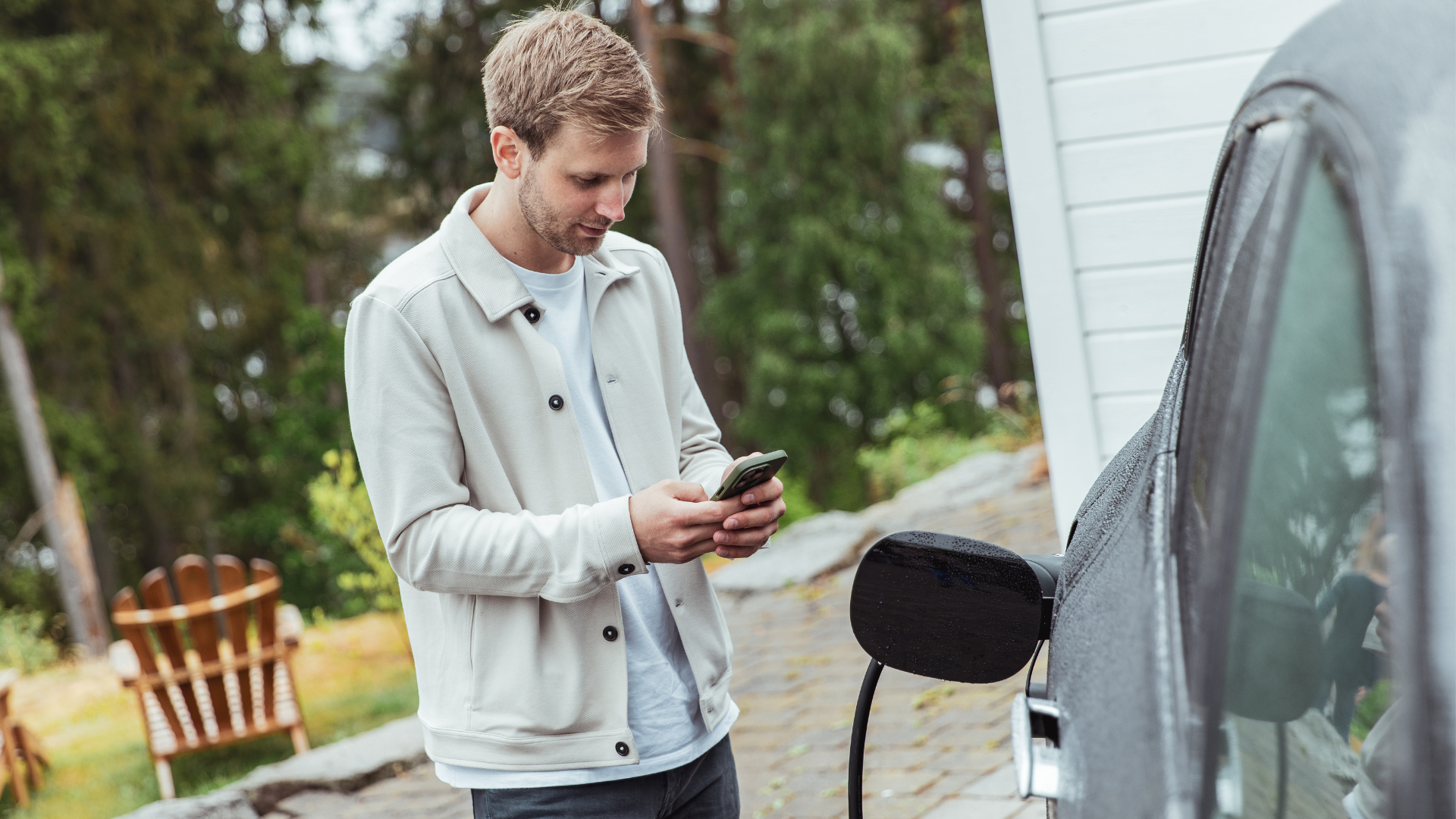 Mann som styrer ladegrensen på elbilen 