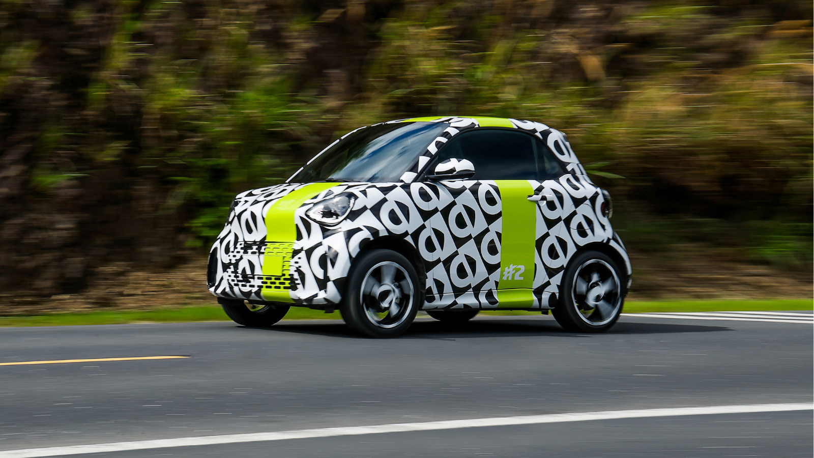 Kamuflert smart #2 under testing på vei før verdenspremieren i Paris