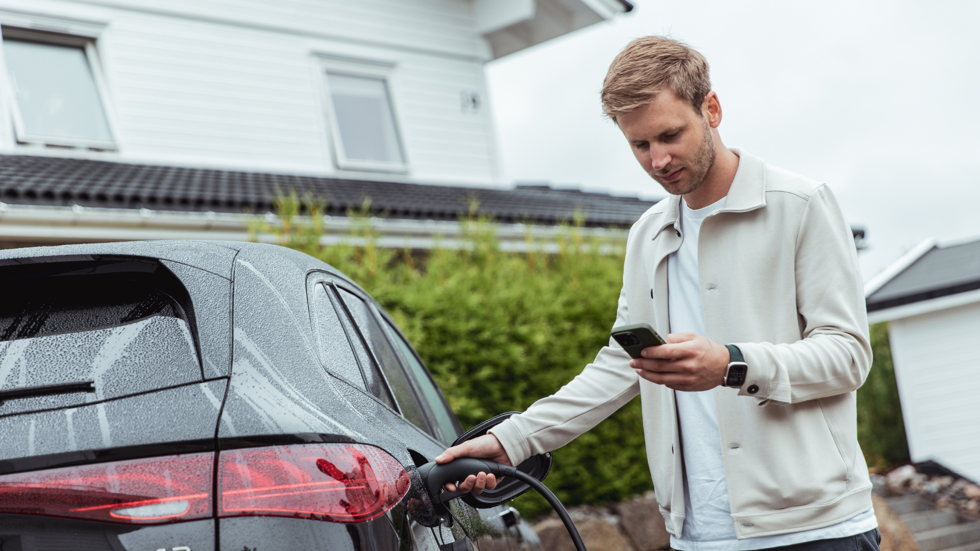 Elbileier som lader bilen hjemme