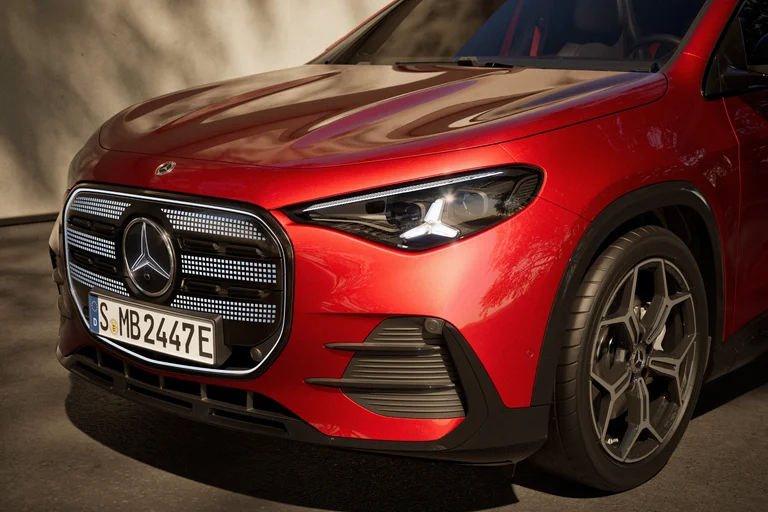 Elektriske GLA SUV sett forfra