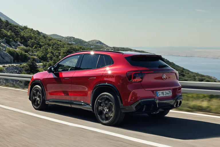 Elektriske GLA SUV sett fra siden i rød metallic lakk