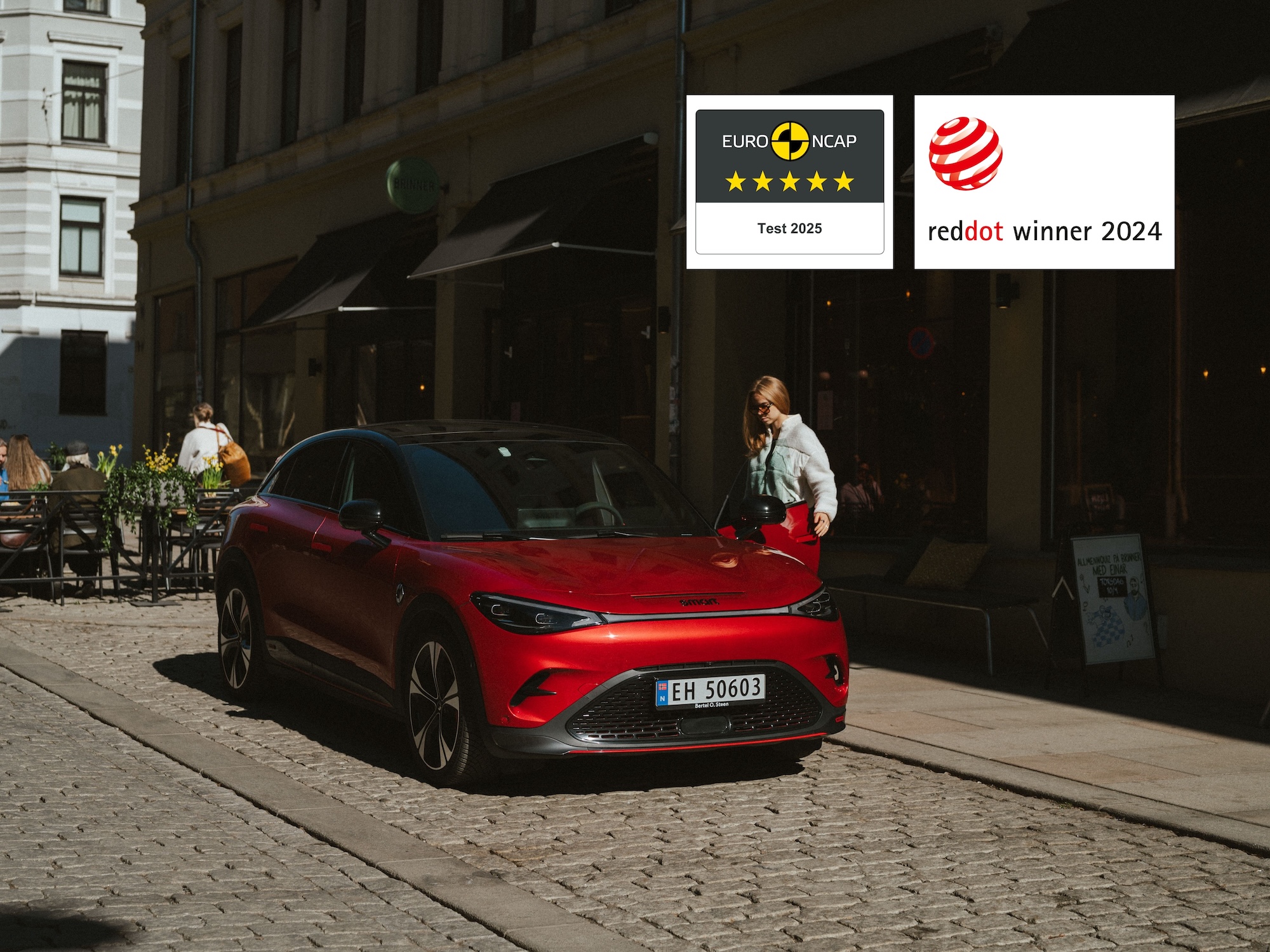 Rød smart #3 i en bygate med fem stjerner i Euro NCAP og Red Dot Winner 2024-merke