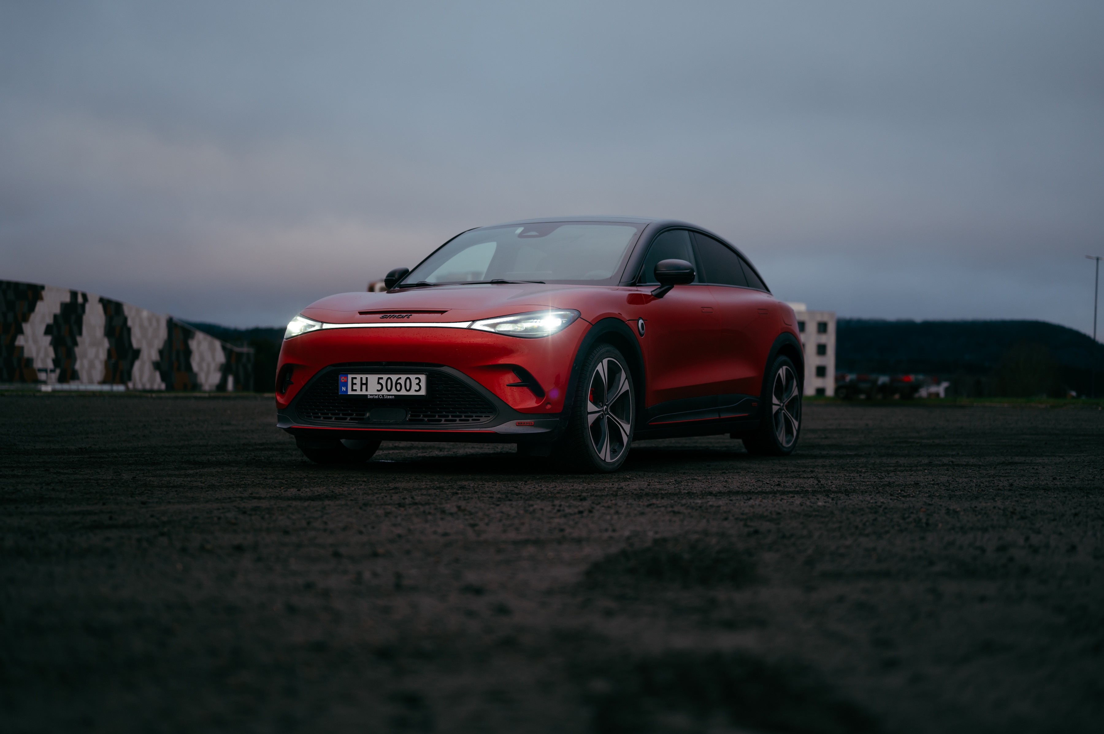 Rød smart #3 BRABUS sett forfra med frontlysene på