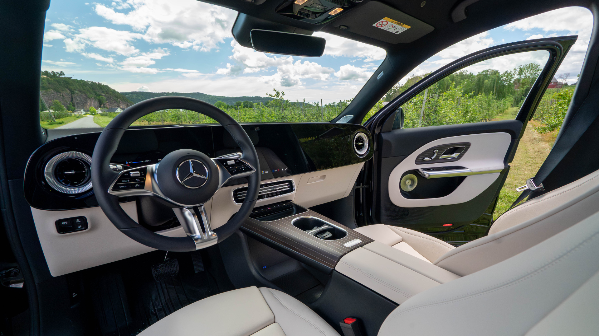 Mercedes-Benz GLB interiør med hvite skinnseter