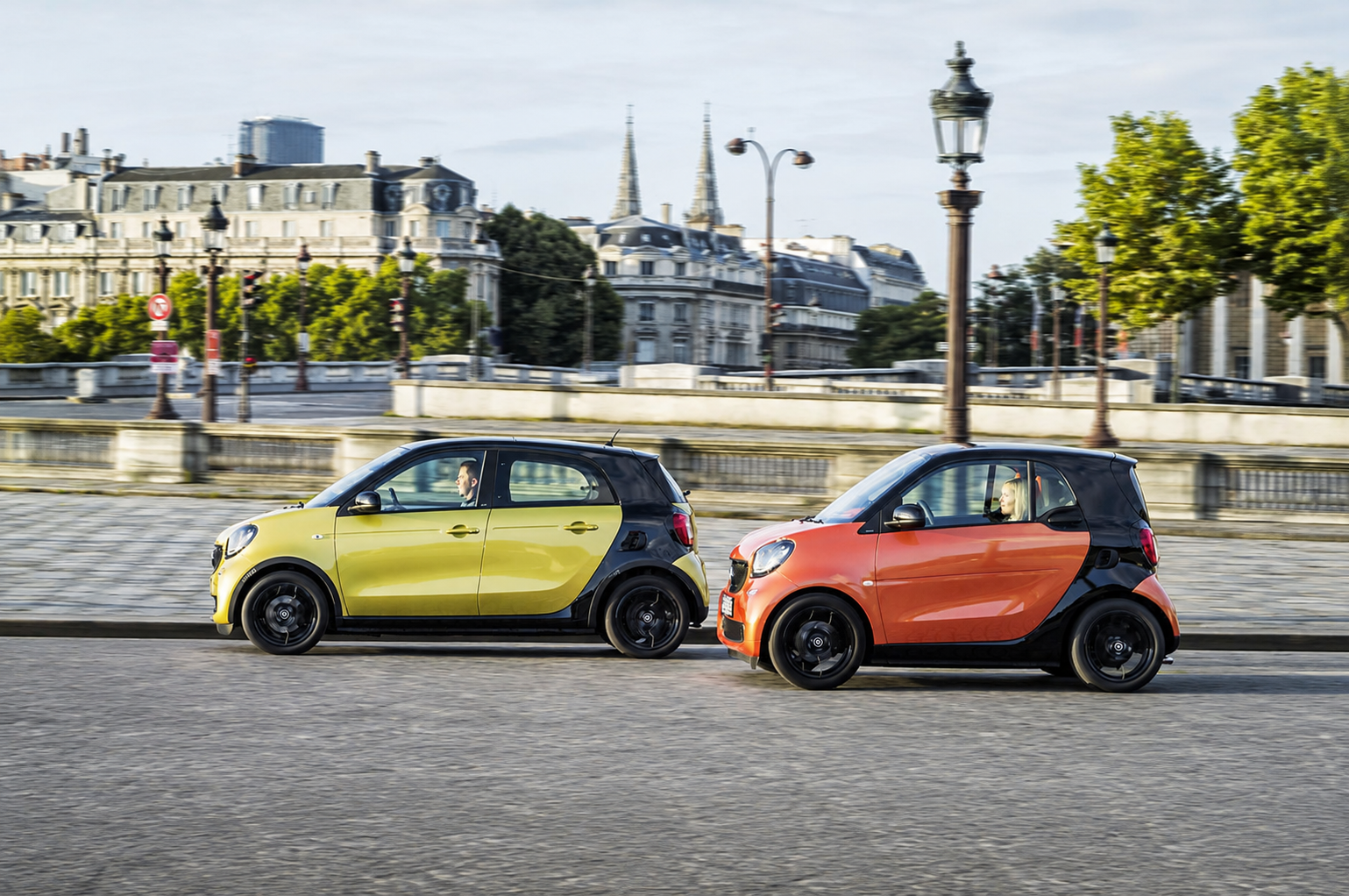 smart fortwo og smart forfour kjører på veien i Paris