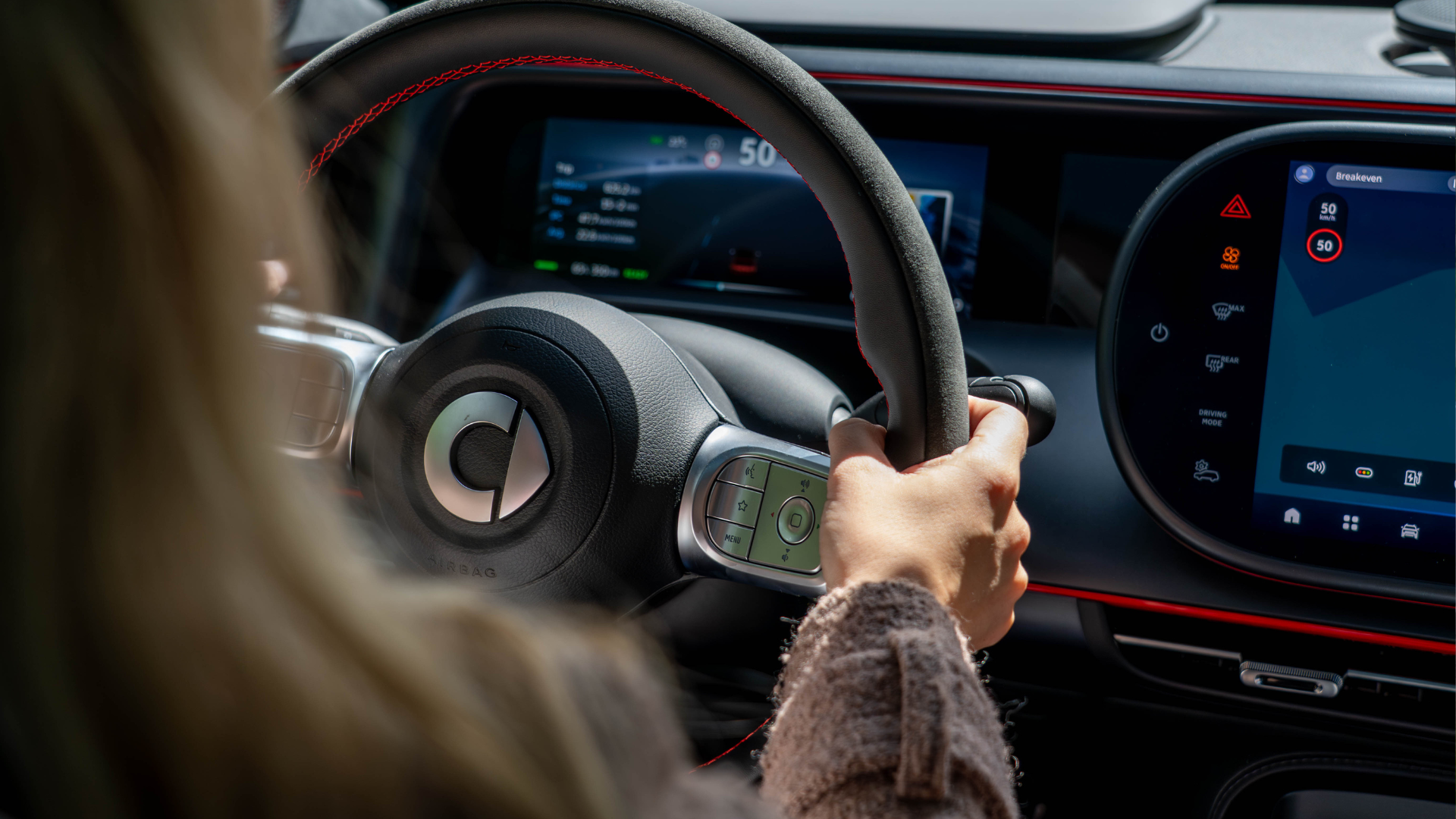 smart #5 BRABUS interiør og kjørekomfort med alcantara sportsratt i skinn.