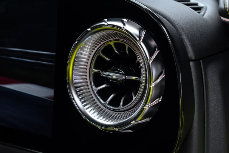 Chrome-detaljer på interiør i Mercedes-AMG GT 4-dørs Coupé