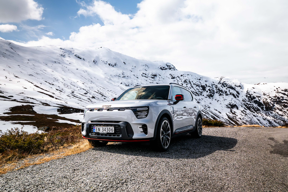 smart #5 BRABUS parkert på fjellvei med snødekte fjell i bakgrunnen