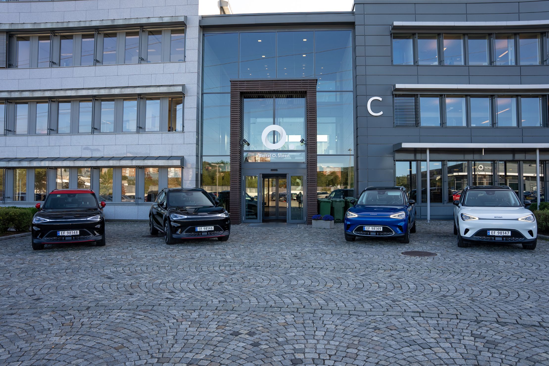 smart-modeller parkert utenfor Bertel O. Steen
