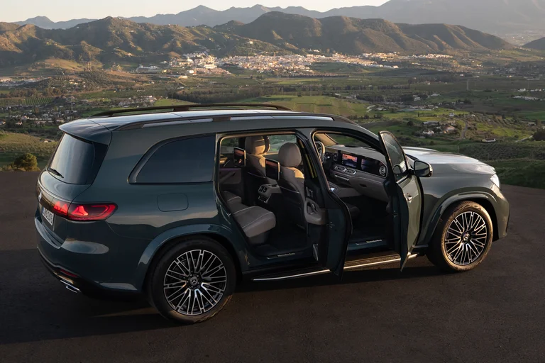 Mercedes-Benz GLS SUV med åpne dører