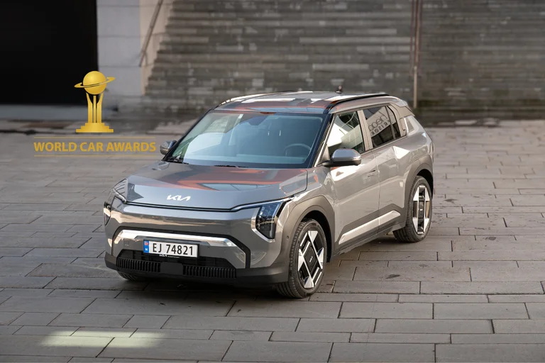 Kia EV3 4x4 i sølvgrå metallic lakk