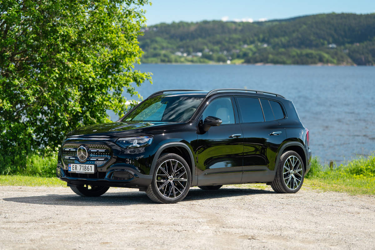 Mercedes-Benz GLB 350 4MATIC i svart metallic lakk