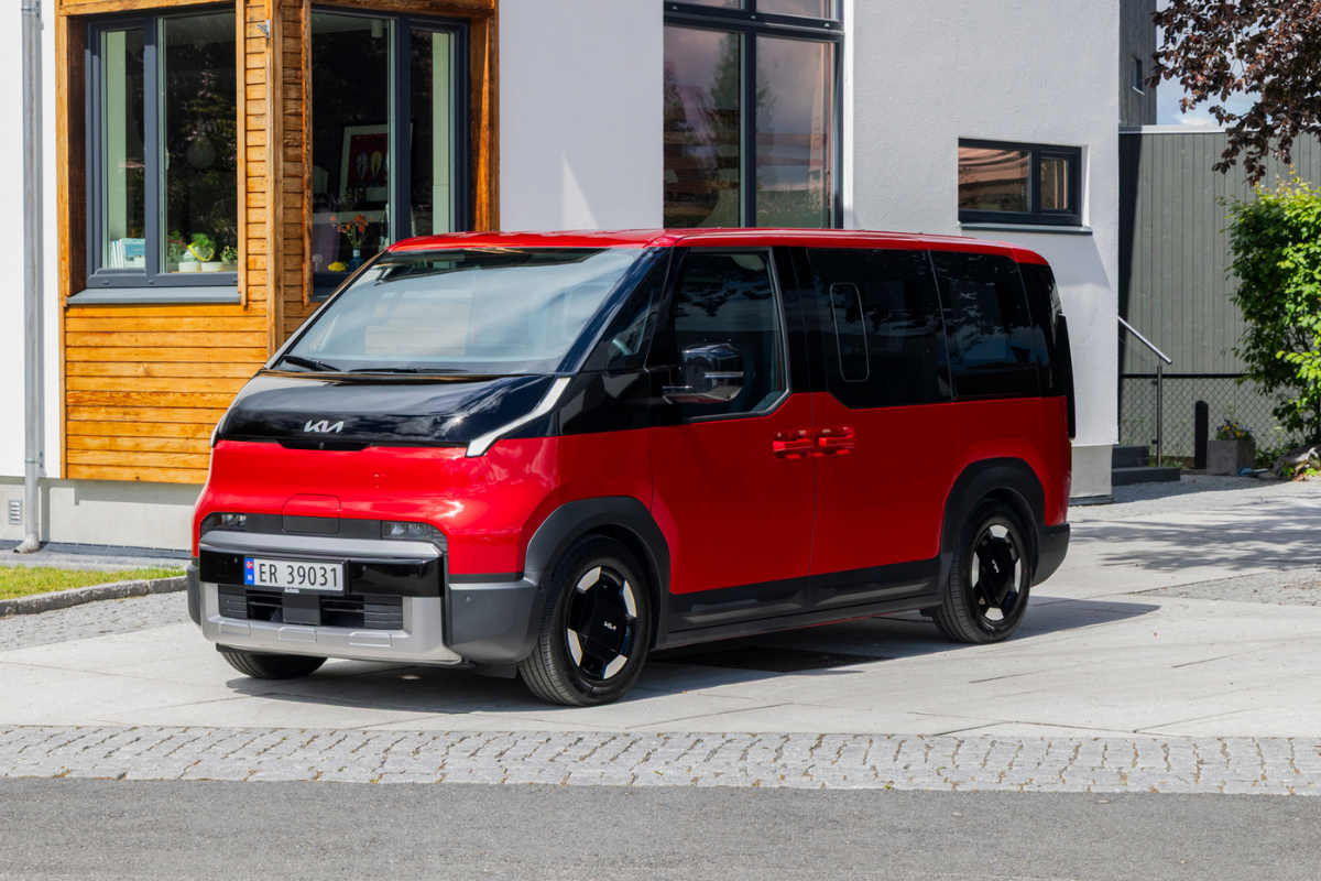 Kia PV5 Passenger i rød metallic lakk med 7-seter