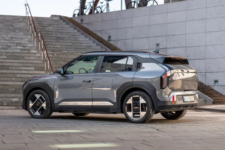 Kia EV3 4x4 Exclusive i grå metallic lakk