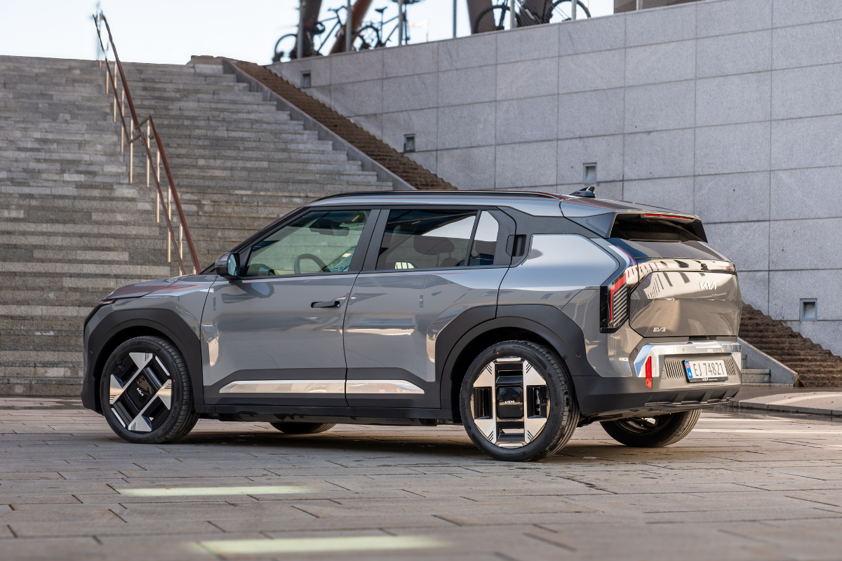 Kia EV3 4x4 Exclusive i grå metallic lakk