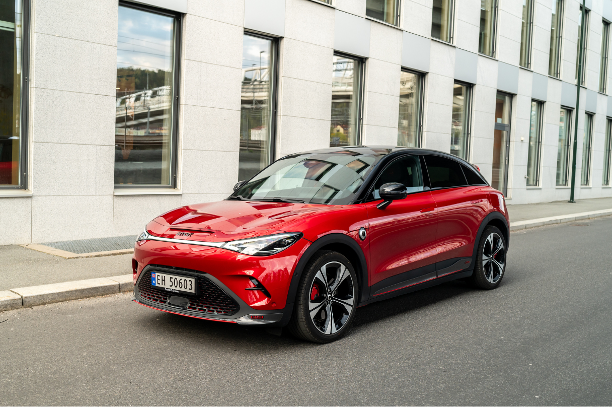 smart 3 BRABUS i rød metallic lakk og svart tak med BRABUS-eksteriør